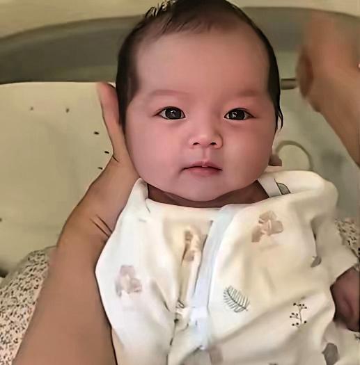 豪门深似海，她也靠自己，孩子跟谁姓。
豪门里的钱可不简单，都是家族信托管着，像一