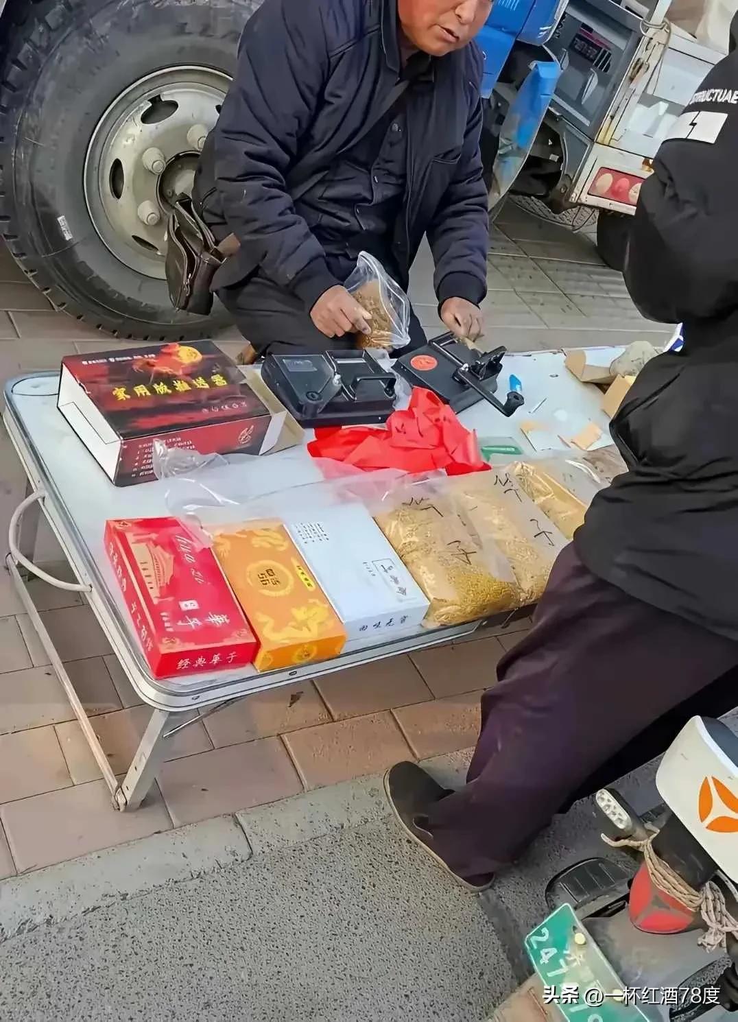 这位大爷无疑是个诚信的生意人，坚决不售卖预制产品，坚持现做现卖，童叟无欺，而且都