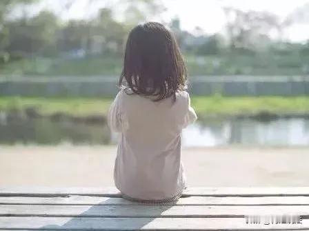 石家庄39岁男子靳某，在继女小花10岁时趁妻子外出强行侵害对方，此后4年持续施暴