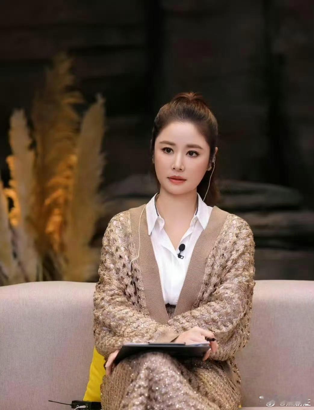 50岁的林心如，发福了，但却没有老的皱纹啊！ 