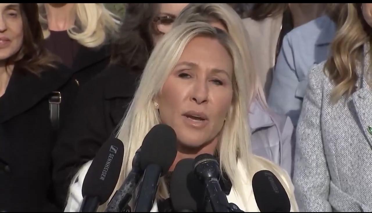 美国共和党议员玛乔丽·泰勒·格林与爱泼斯坦事件的受害者们站在一起，公开谴责美国中