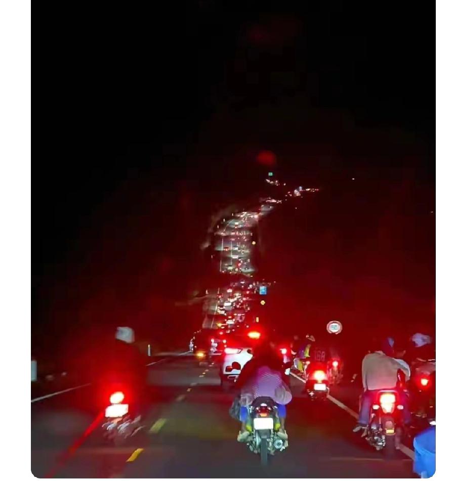 泰柬冲突真的太凶残了，战况猛烈得超乎想象，连特朗普都劝不动。这俩原本的兄弟之国，