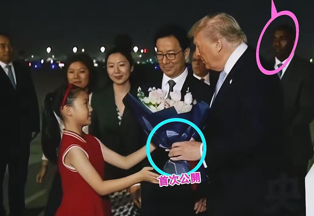 机场这抹小红裙爆火！
一眼看懂成年人世界最扎心的差距
好多人都说，这小姑娘也太幸