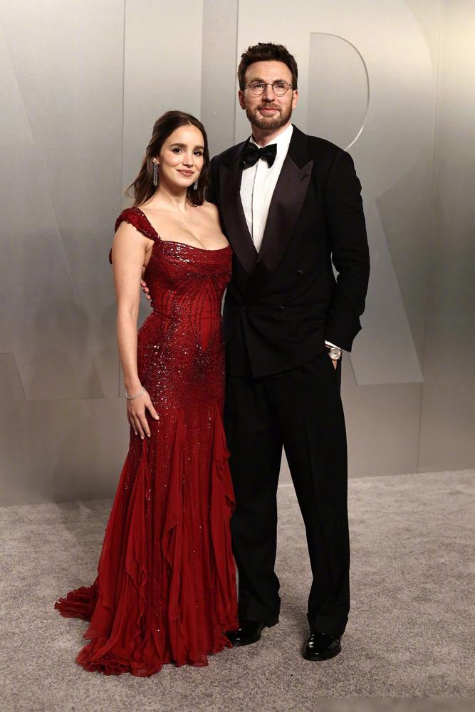 美队在奥斯卡黑脸了？镜头拉近，他老婆的一个小动作，直接把所有人的嘴堵上了。
 