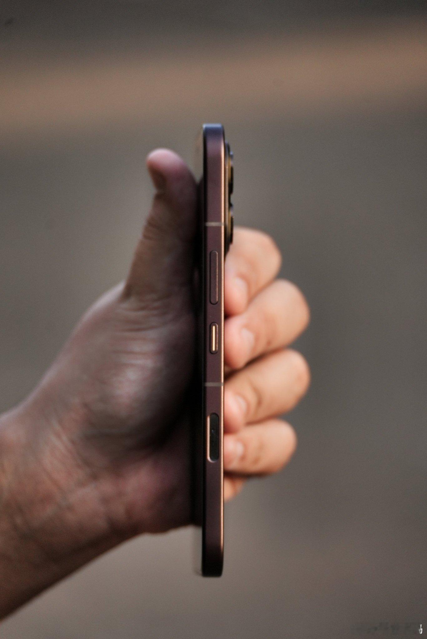 传音Infinix Note 60 Pro，外观也很像果子，不过它的背屏可以显示