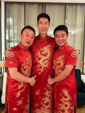国乒出发伦敦啦！这中国红的新队服，真喜气，提气，鸿运当头！

今天（4 月 27