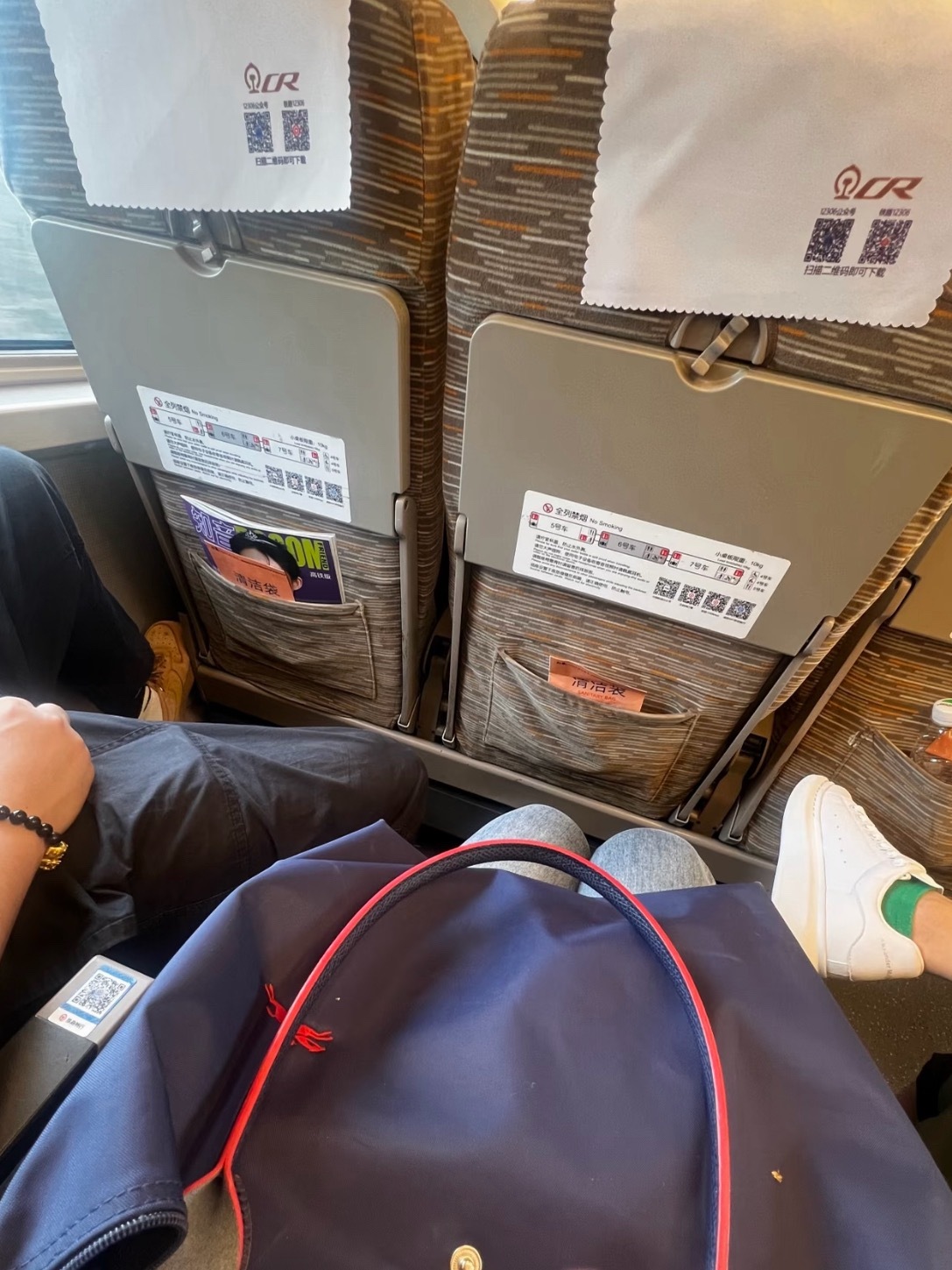 全是不想坐B座的聪明人众所周知，B座是三等座，比无座好点。B座有极大概率两边是两