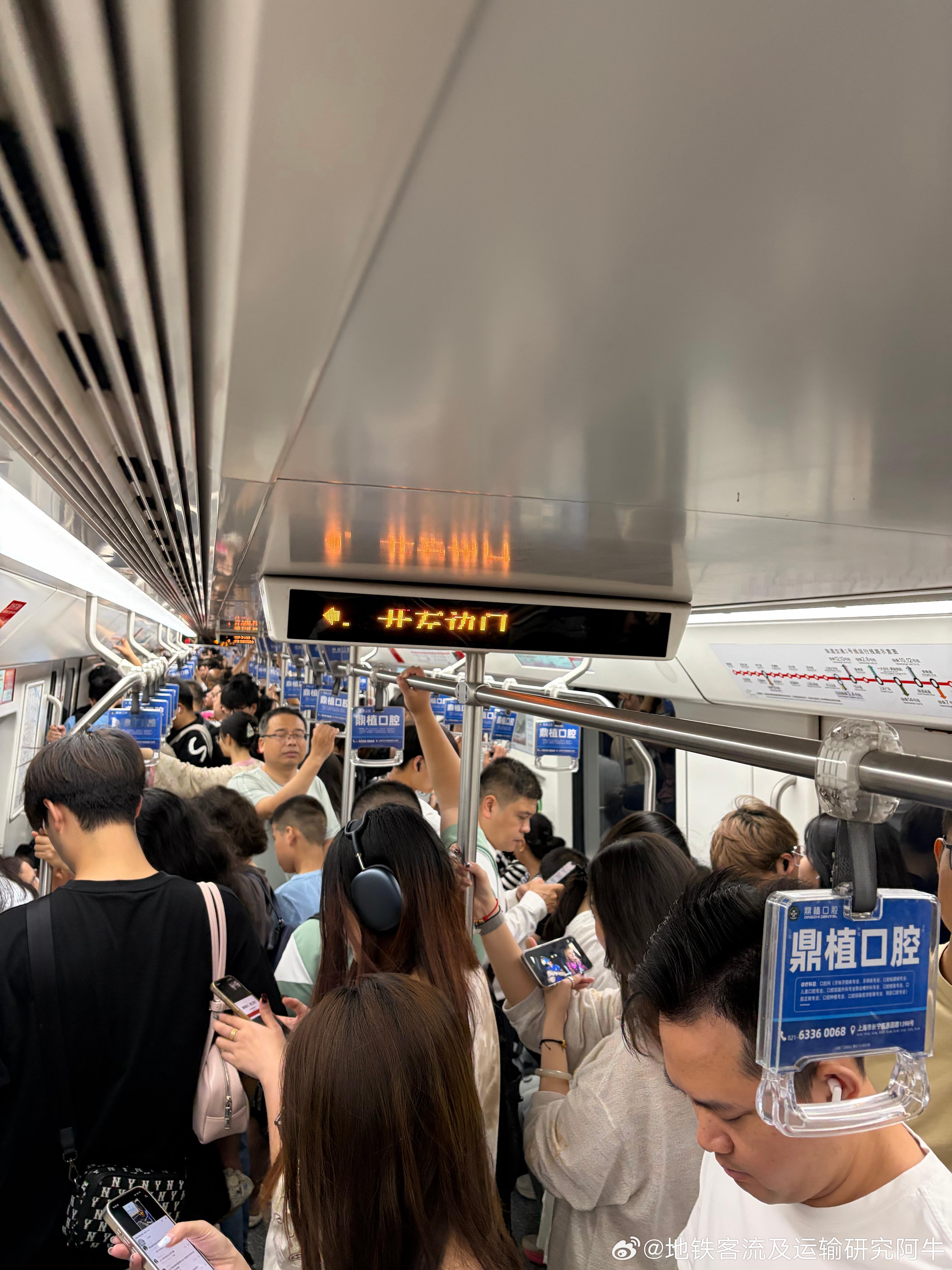 上海地铁 ）10点整，上海地铁1号线往富锦路车上，漕宝路与上海体育馆之间客流情况