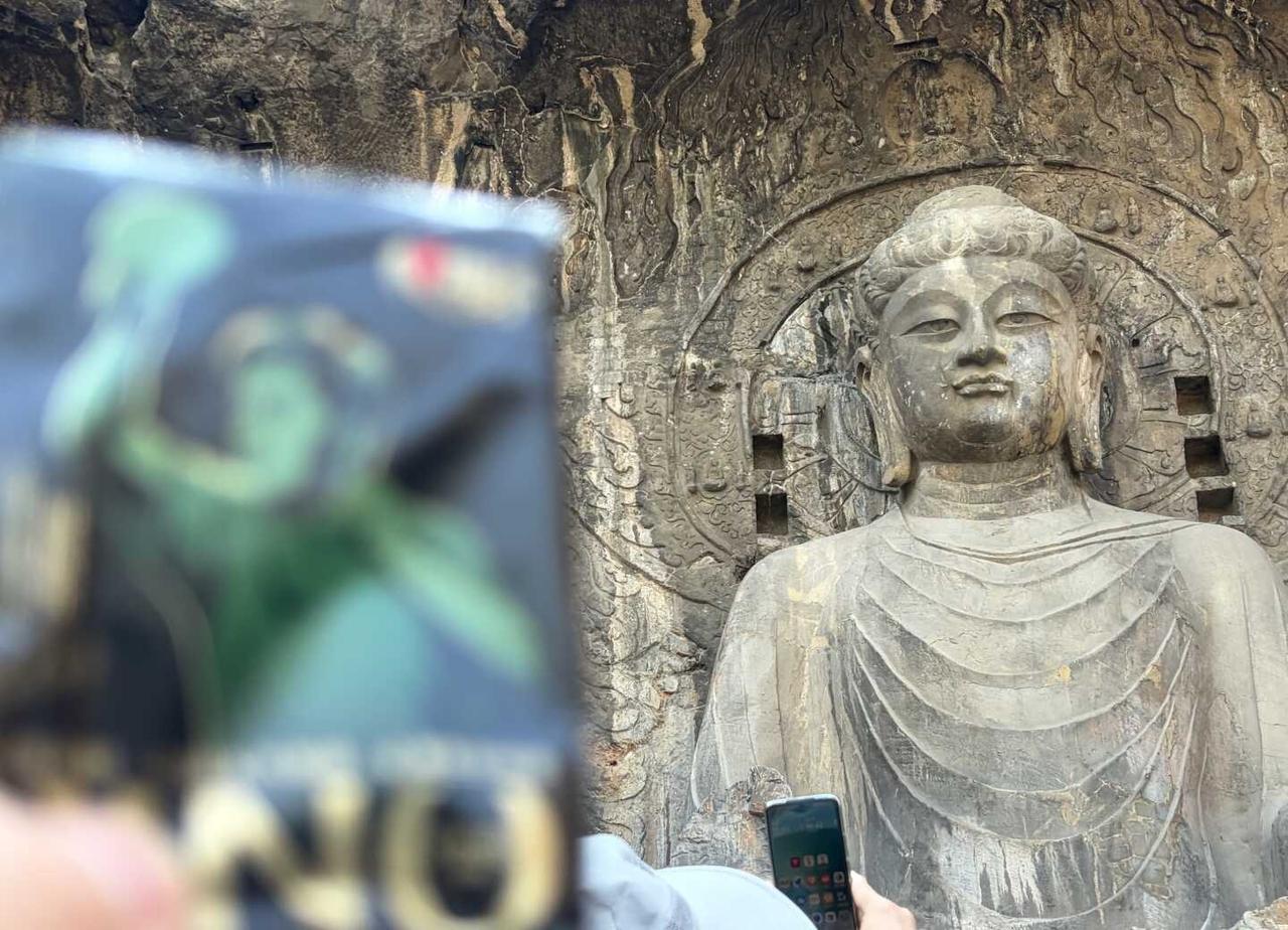 今天去龙门石窟，卢舍那大佛，祈福。身边只有东东心相印纸巾，一起打卡。比赛顺利。[