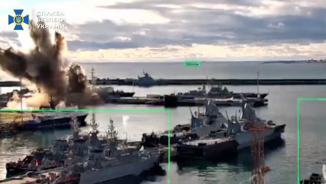 乌克兰周一表示，首次使用水下无人艇袭击并瘫痪了停泊在黑海海军基地的一艘俄罗斯导弹