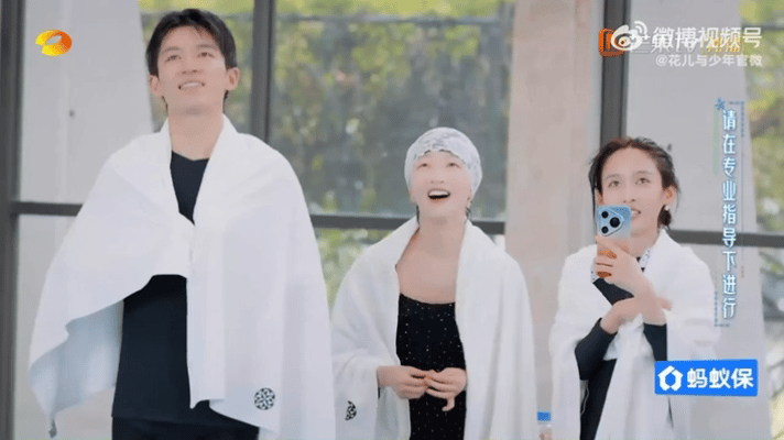 王可拍了邓为林依晨跳水  王可看邓为林依晨跳水的反应 一边加油一边举手机拍摄，王