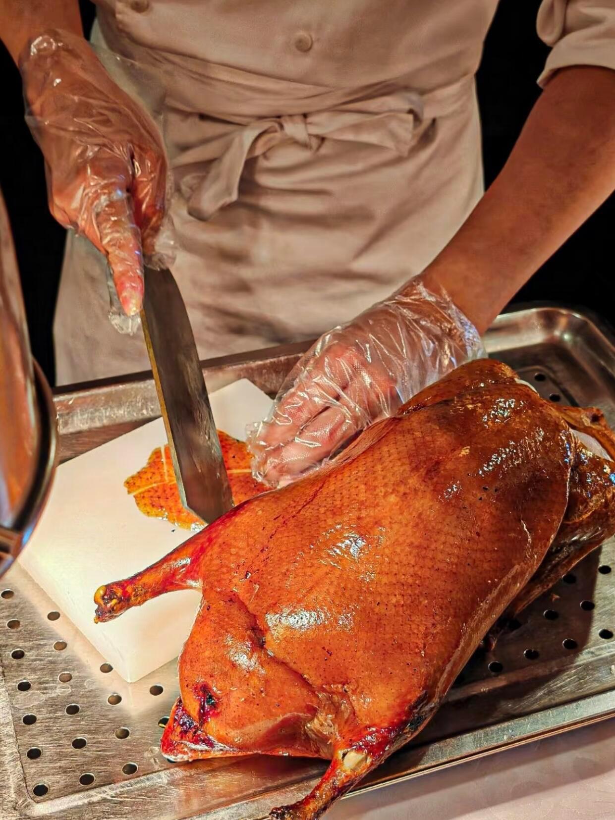 一只烤鸭为什么价值超300亿之前不太知道为什么北京烤鸭是这么的出名，直到有一次去