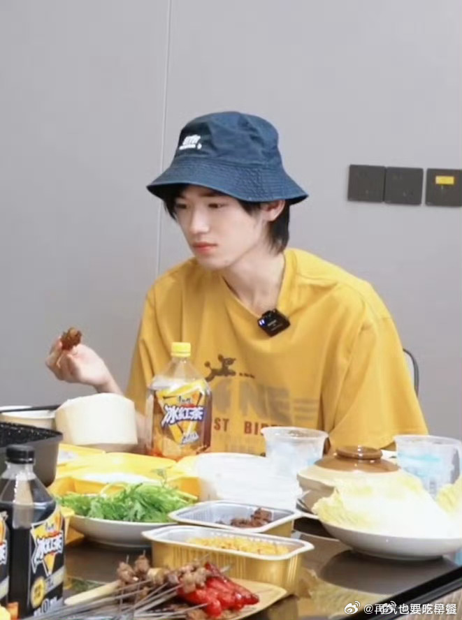 宋亚轩刘耀文一件衣服穿了三年这都被发现了，是同一件衣服吗