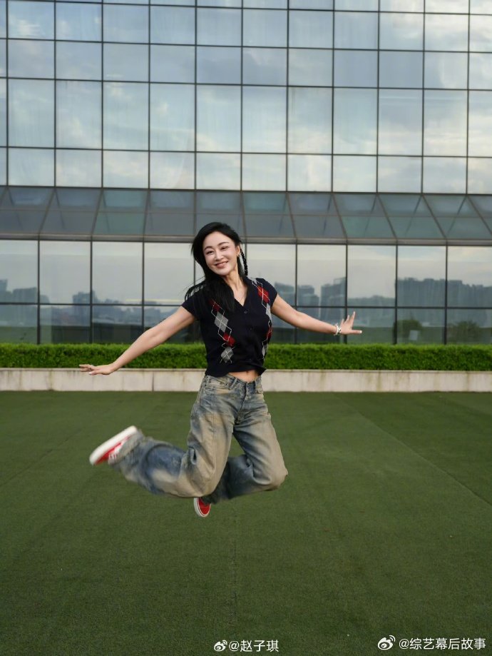 赵子琪乘风妆造完全青春女大来的 姐姐这状态也太能打了，青春感扑面而来，完全看不出