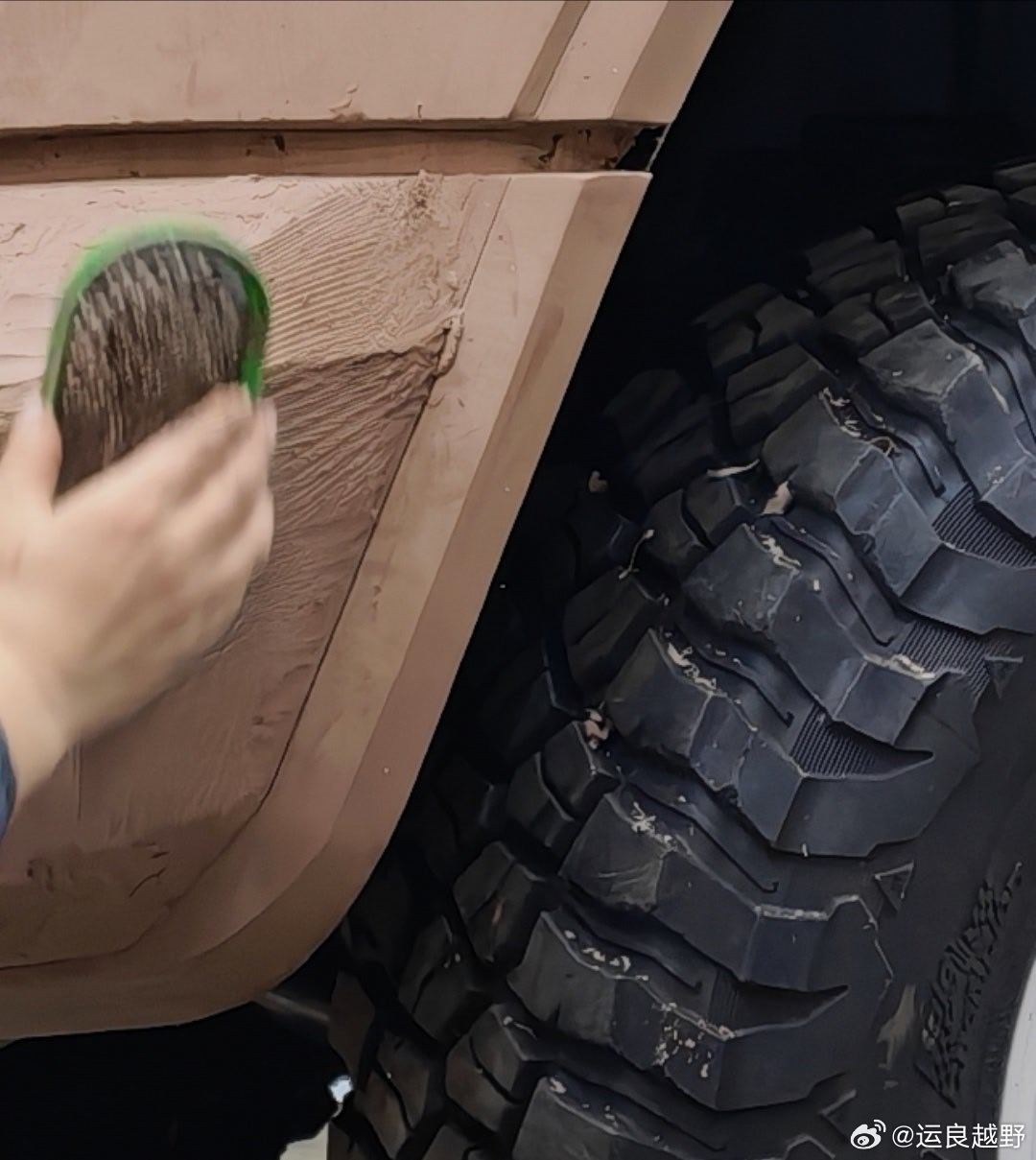 同时两台车一起刮油泥 