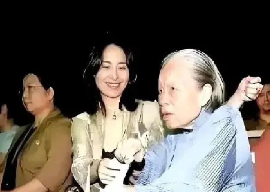 何超琼的保姆晶姐，干了48年，递了辞职信。何超琼没多说，直接把一套价值1.2亿的