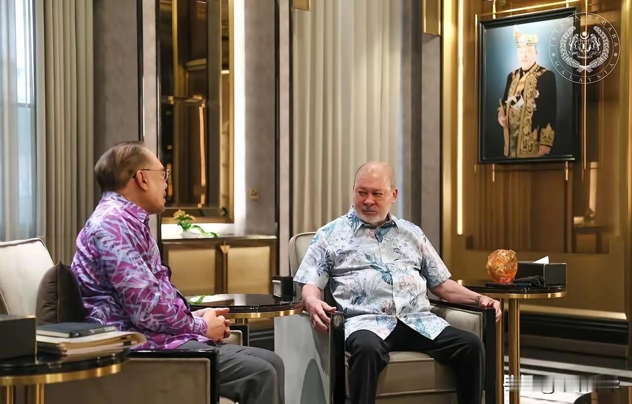 马来西亚的服装相当有特色，最高元首穿着灰色花、首相穿着紫色花，这是首相向最高元首