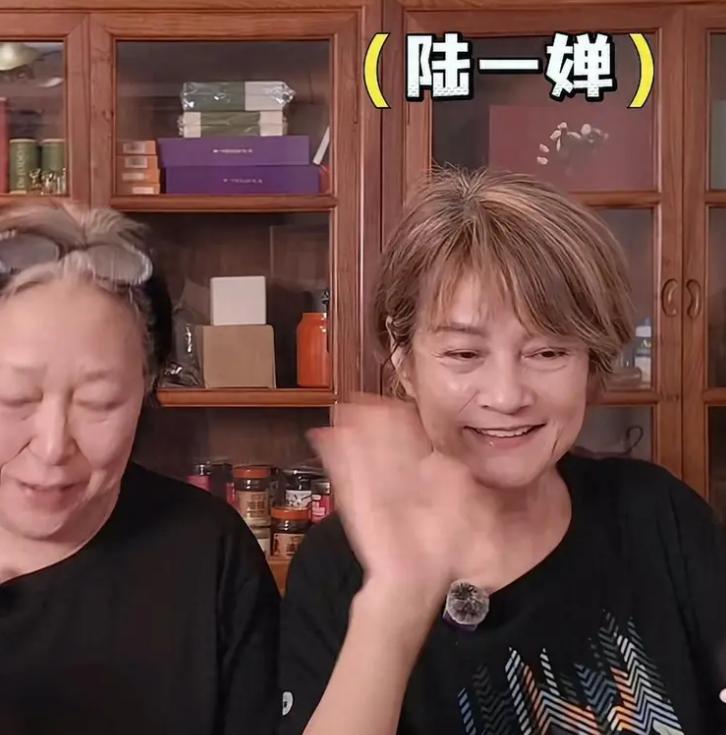 台湾省知名 “艳星” 女王蜂陆一婵也定居大陆了！还要与老友方芳外出游玩，先从丹东