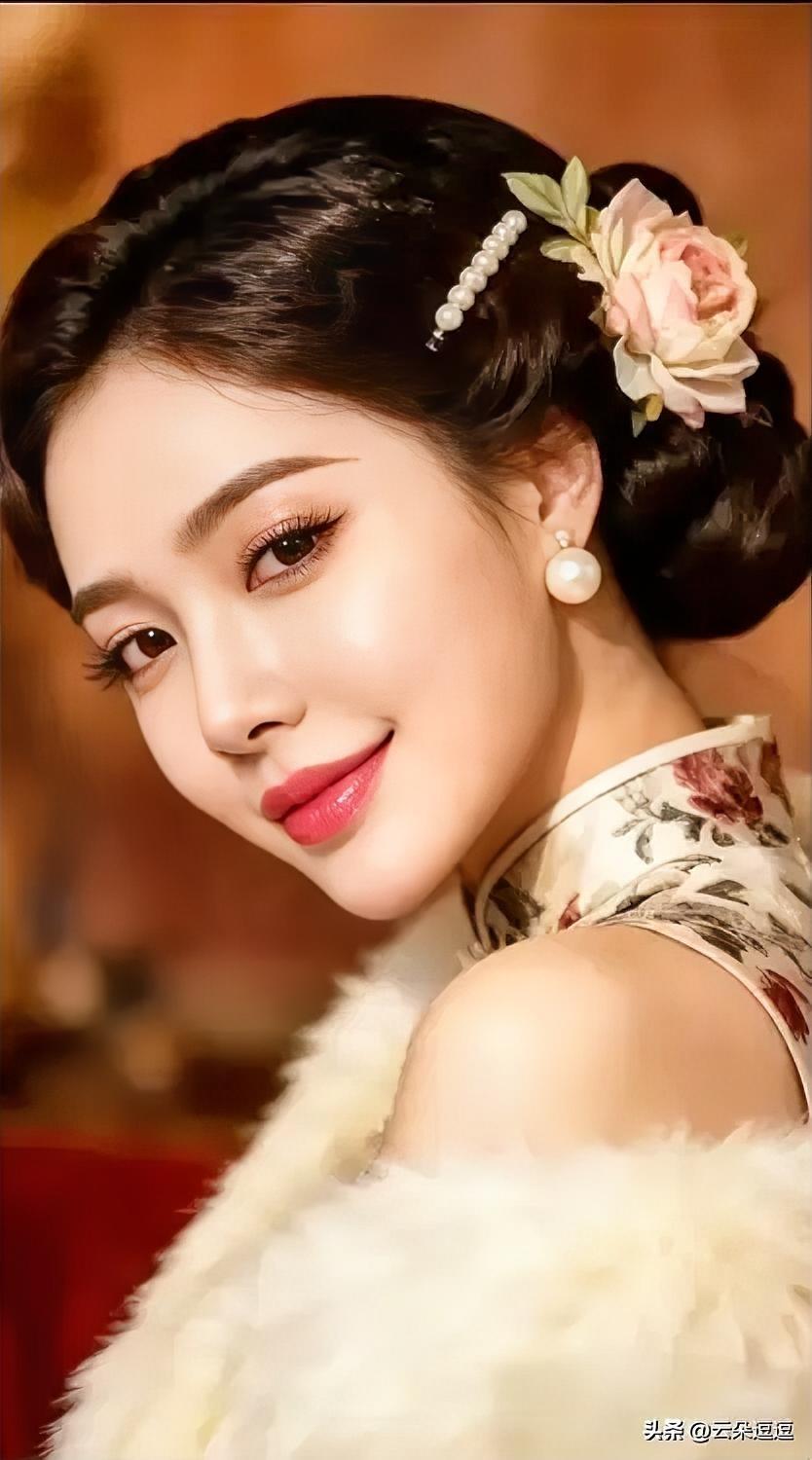 优雅复古的东方美人，精致妆容与复古发饰相得益彰。