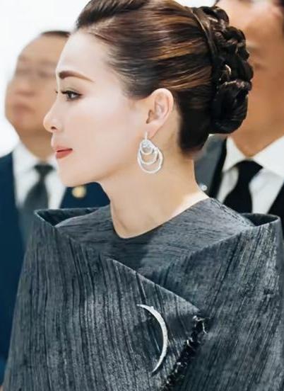 苏提达这礼服设计的是不是非常有特点啊？
能把独特造型礼服穿出美的感觉，也不简单吧