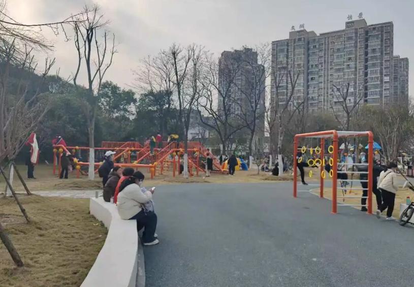 荆州家长太幸福！公园免费儿童游乐设施暴增，藏着鼓励生育大善意
养娃的家长都有个共