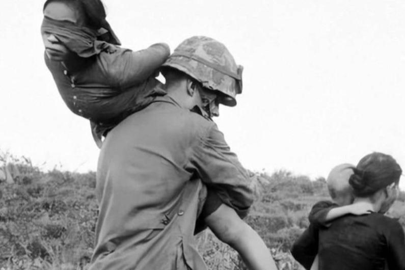 1959年，一名美国士兵，俘虏了一名美丽的越南女士兵，那名女士兵突然脱下了自己的