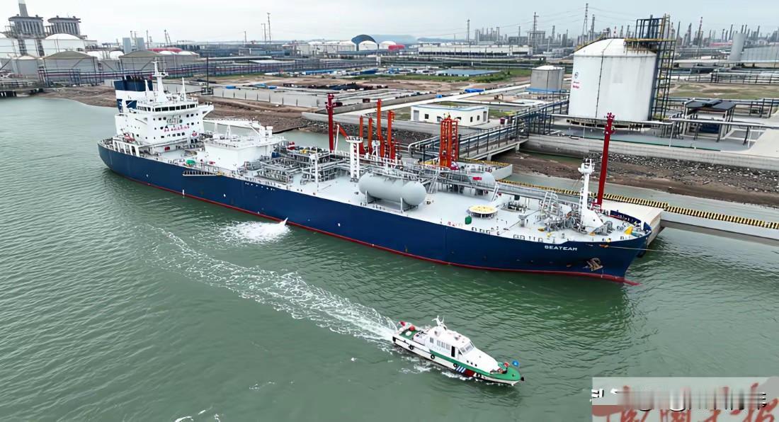 重大突破！装满货物的轮船，驶向印度。

这艘特制的运输船从钦州港驶出，航向印度洋