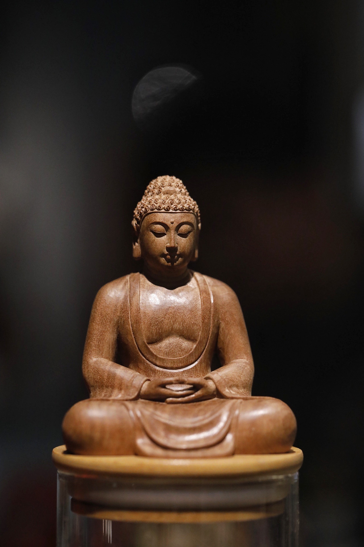 老山檀香黑肉｜释迦摩尼佛料质上乘，黑肉莹润，佛像结禅定印，端坐庄严，线条柔和流畅