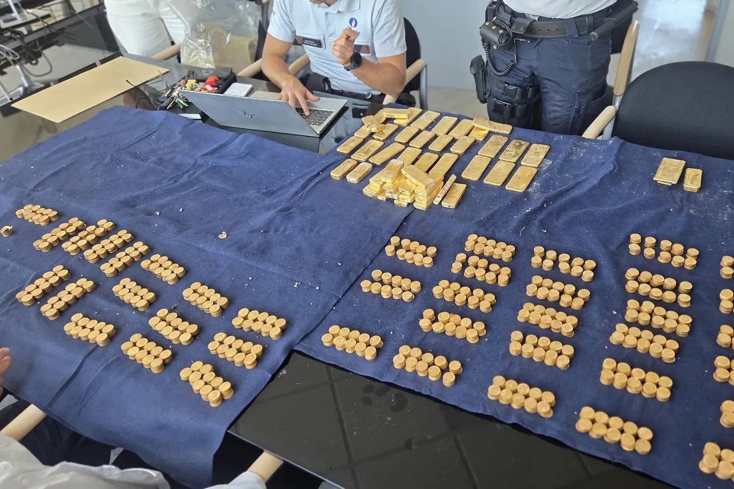 比利时建筑工人下水道挖出49根金条另外还有一桶金币近日，比利时东弗兰德斯省一群建