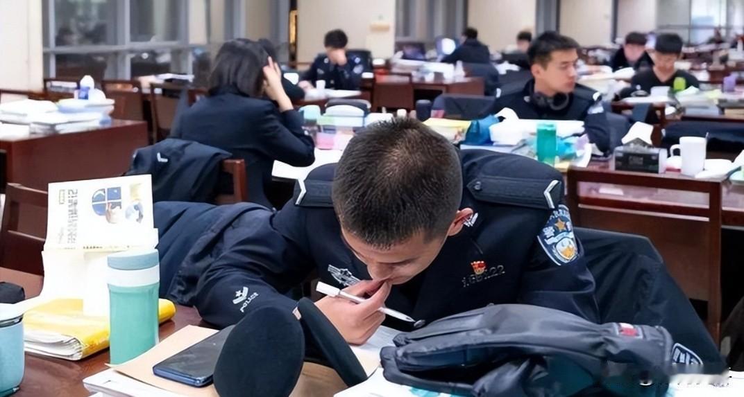 司法警校的应届毕业生能参加公安联考？
答案：不能

政法院校的应届毕业生能参加公