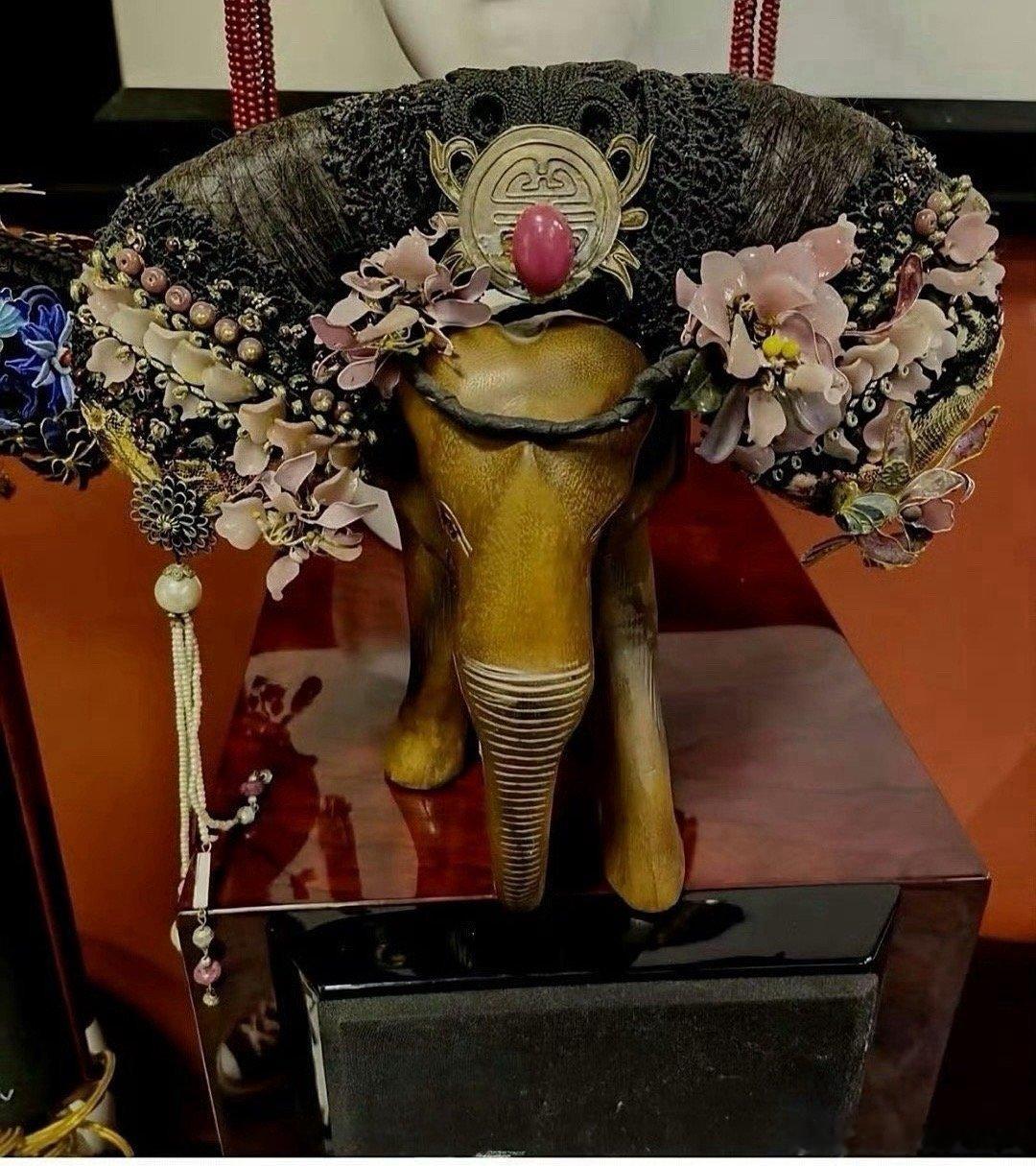 十几年过去了，甄嬛那头饰都旧了，第一次那么真切的感到了时光的流逝啊