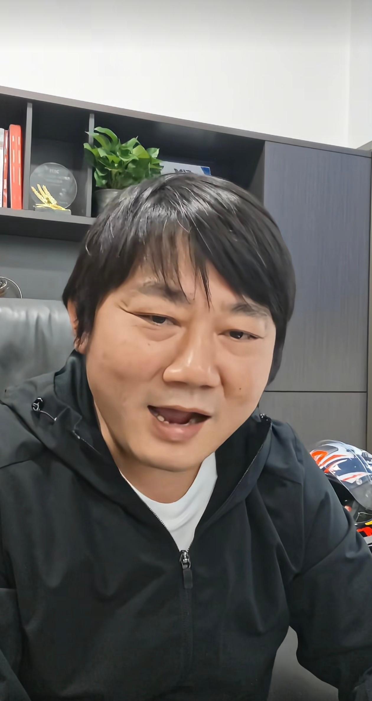 “我抱你大爷”……真性情，张雪视频里直接爆粗口，逗死我了张雪曾拒绝跟华为合作