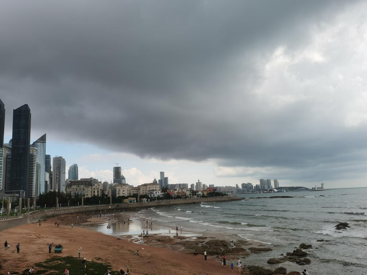 分享一张天气照片受台风白海豚影响，雨后的天空，仍是半阴半晴，乌云密布。