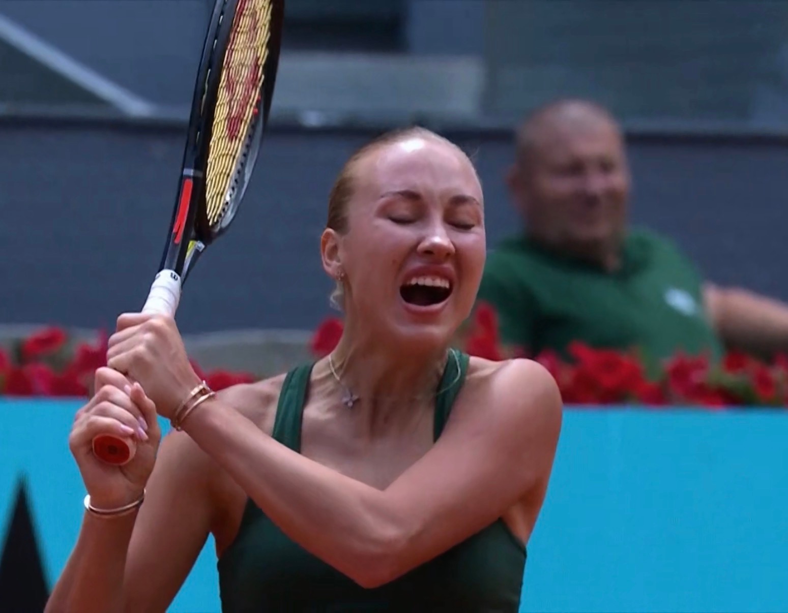 马德里1000赛 卡普挽救三个赛点！7-6(4)拿下第二盘，把比赛拖进决胜盘！波