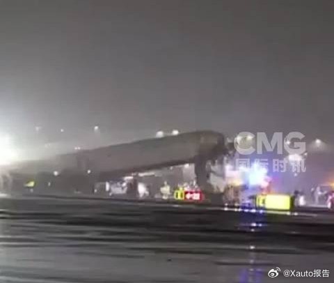 美国纽约机场接连发生事故纽约拉瓜迪亚机场一架加航客机降落时撞上消防车，机长与副机