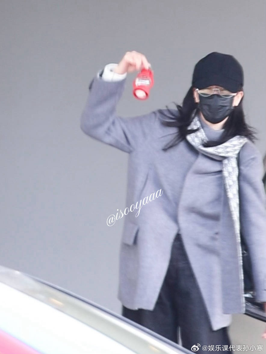 迪丽热巴机场举小灯热巴剪头发了是新鲜的宝宝哎（cr logo）迪丽热巴