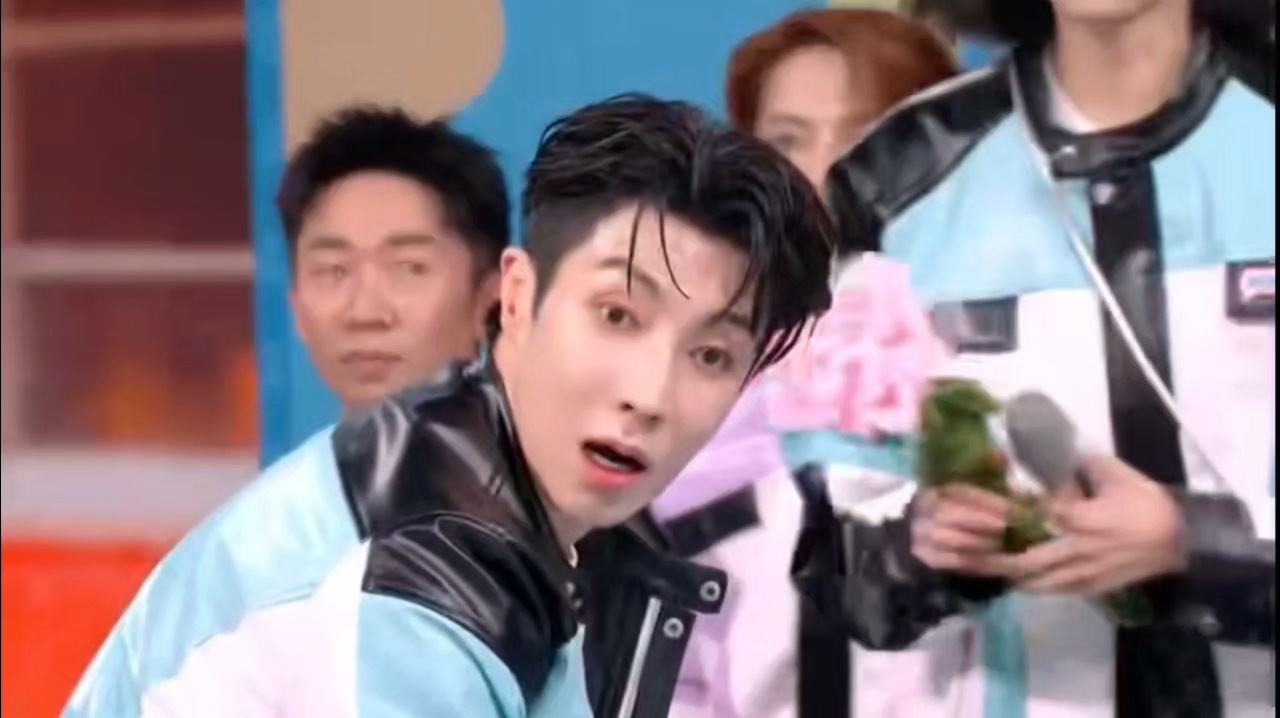 高瀚宇这一跳帅呆了 高瀚宇舞台的跳跃太帅了！拼尽全力又憨又坚韧，与孙千默契十足，