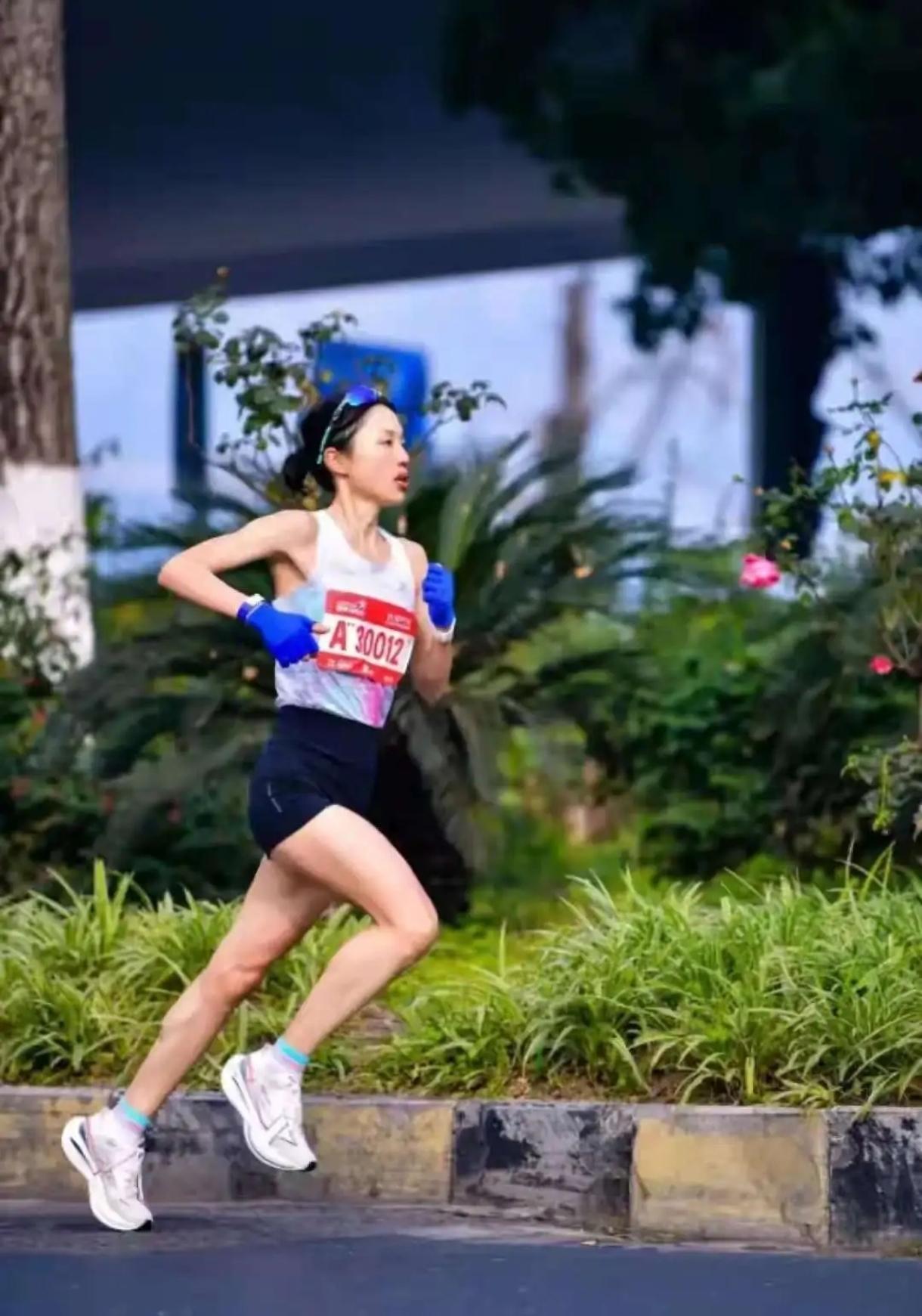 马拉松亚运选拔赛名单出炉，女子仅9人报名！
人气选手张水华，2小时30分37秒的