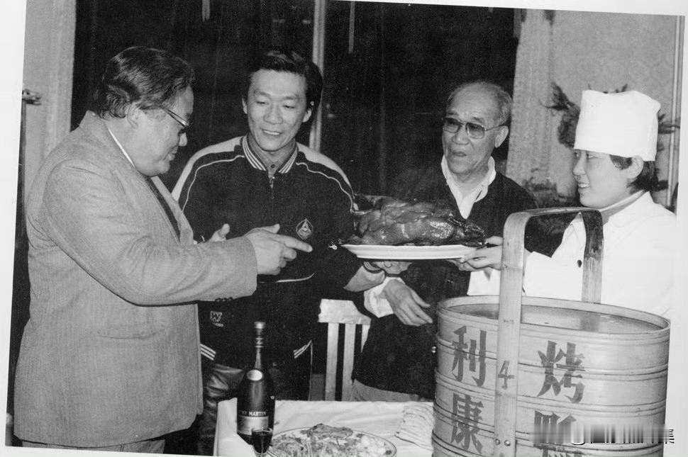 1986年，北京利康烤鸭店开展“电话预订、送货上门”的烤鸭业务，顾客只需提前拨打