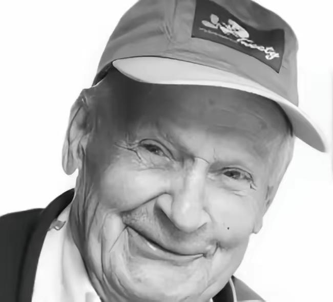 1998年，120岁的戈利高里终于熬过了103年刑期，当他走出监狱后，记者问他最