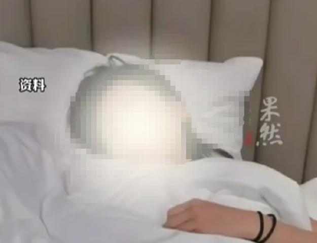惊魂八分钟！河南女子裸身独居酒店，陌生男子刷开房门，反复推门纠缠不休。
 
仅凭