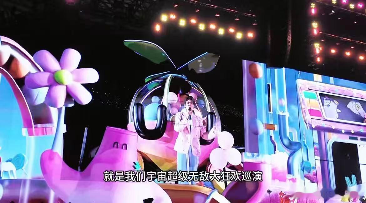 王源什么时候这么见外了 哎呀呀，王源在今晚厦门站演唱会上可真是“坏心眼”满满！抽