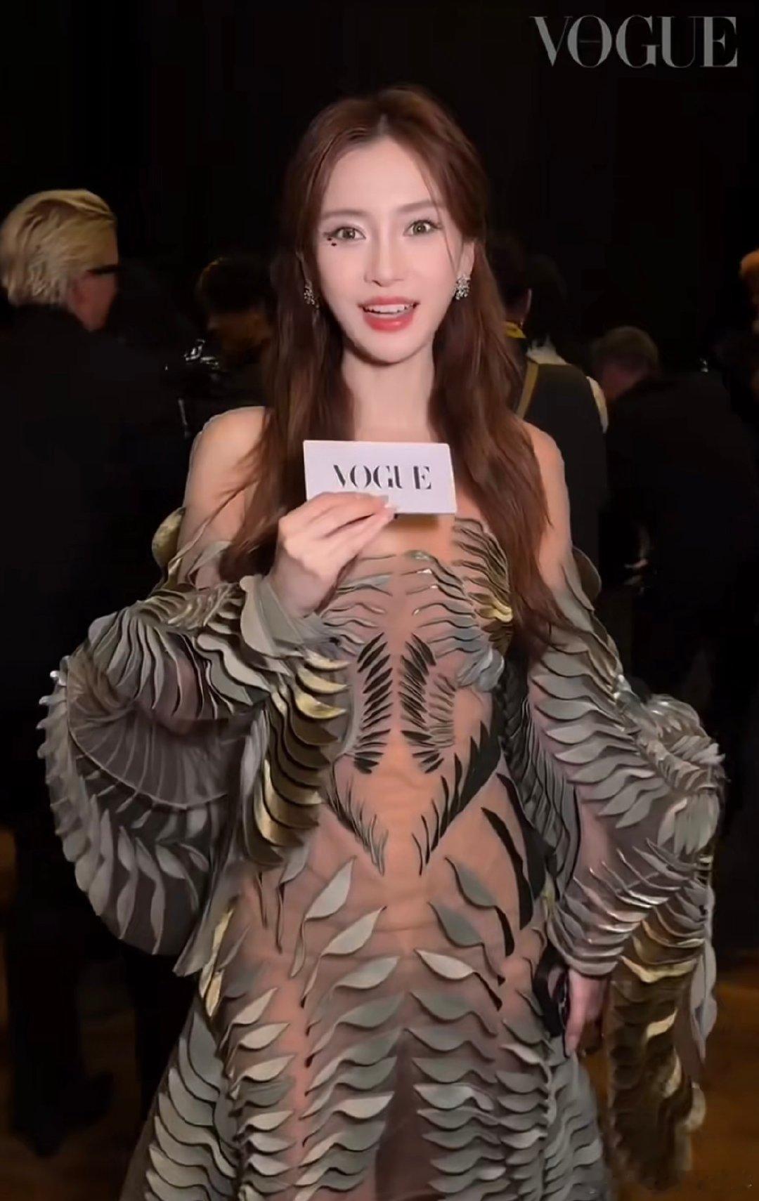 Angelababy粤语自我介绍 是谁被这个粤语版baby戳中了？声音甜得像加了