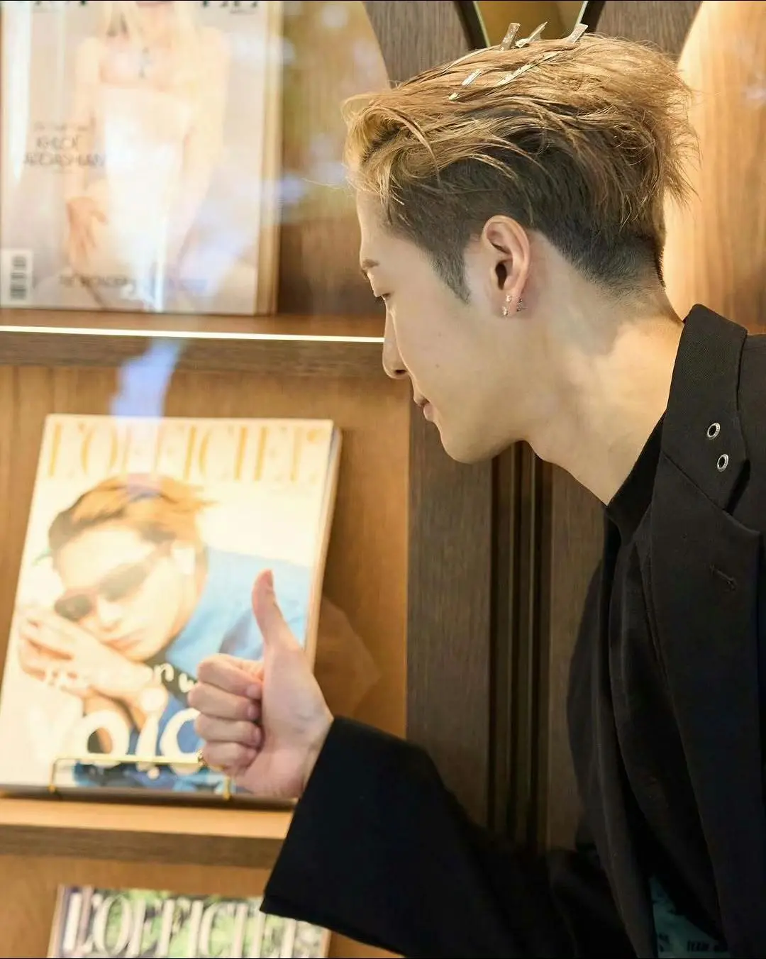 📸。昨天特别出席了全球首家  的开幕派对