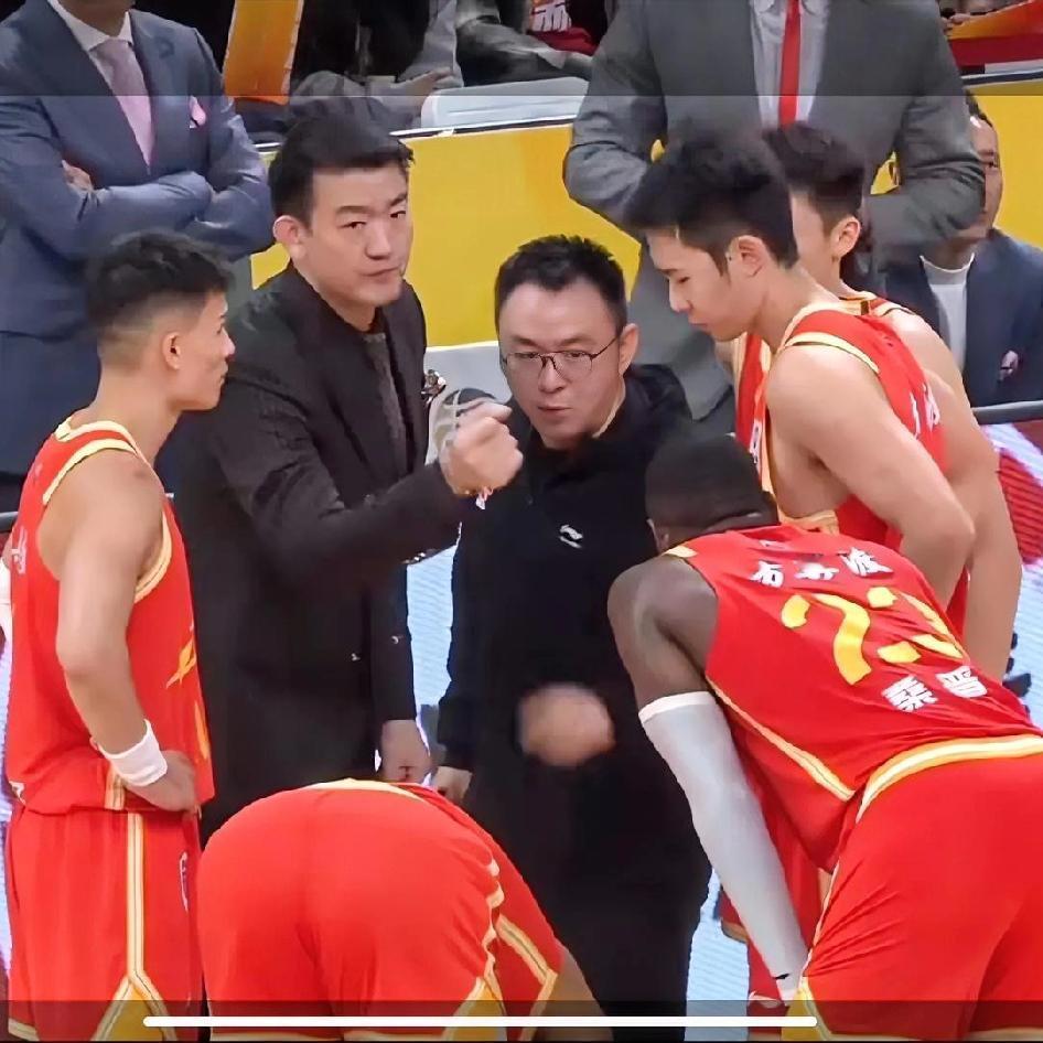 相信昨晚看了广厦与山西揭幕战的伙伴们一定会和我有一个共识：那就是今年的总冠军80