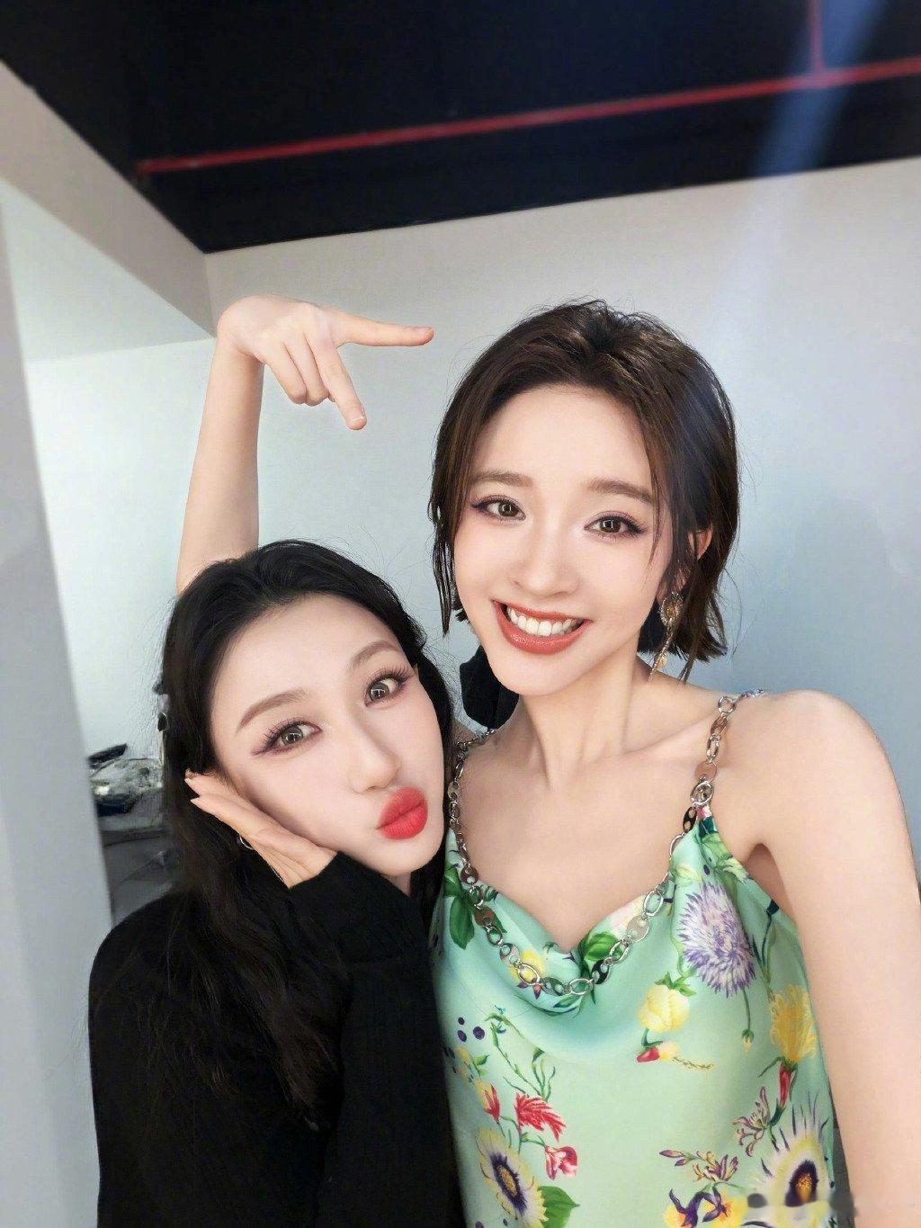 唐艺昕 何宣林两位美女关系很好哈，何宣林赛前直播队友还一起拥抱了她。怎么总有挑子