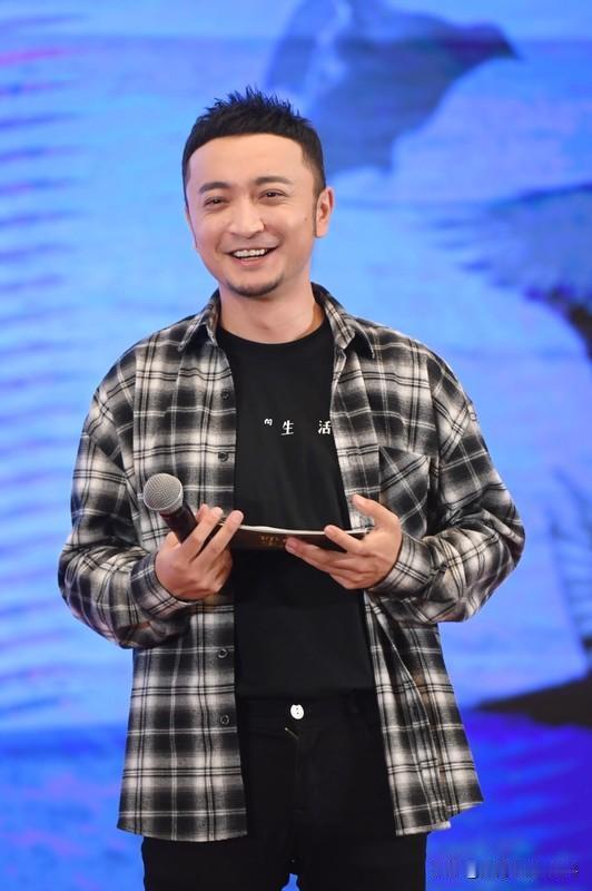 尼格买提主持12年春晚太牛了！2015年他首次上春晚还紧张到手心冒汗，谁能想到这