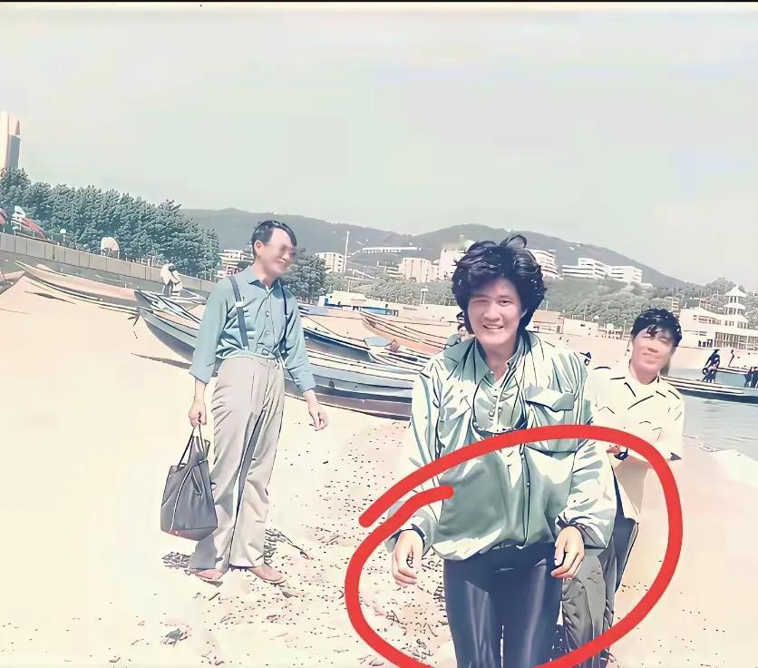 大家能认出这是谁吗？身着奇装异服的文艺小青年儿！