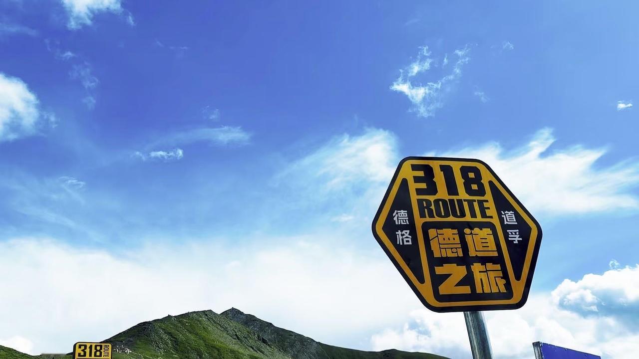第一次2019年夏午间，七月飘雪砸车窗，车灯里雪花纷飞。垭口骤冷，裹紧外套拍下雪