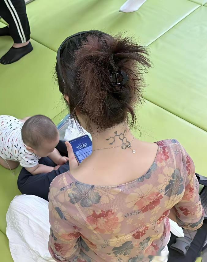 脖子上纹的啥，化学大神吗？ 